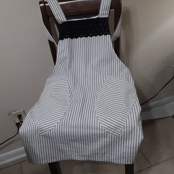 Cross Back Apron - Picture 1 of 3